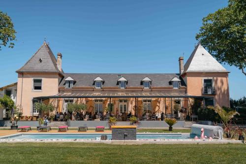 BOUTIK Hotel O'Domaine : B&B / Chambres d'hotes proche de Lagarde
