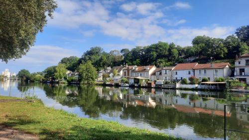 Charming 1-Bed Studio in Saint-Pierre-les-Nemours : Appartements proche de Bagneaux-sur-Loing