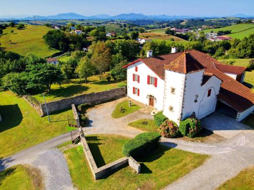 Maison de 5 chambres avec jardin clos et wifi a Bardos : Maisons de vacances proche de Guiche