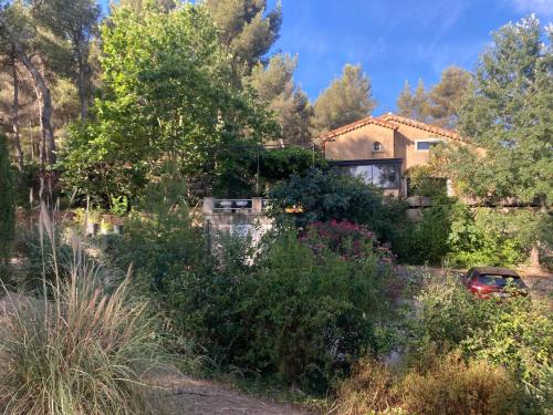 Villa de charme avec piscine et jacuzzi dans cadre exceptionnel proche Marseille : Maisons de vacances proche de Les Pennes-Mirabeau