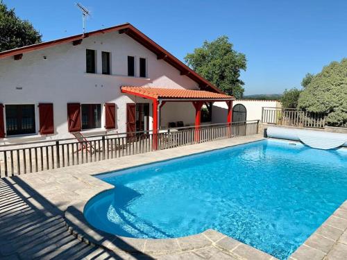 Magnifique villa Basque avec piscine à la campagne : Maisons de vacances proche d'Urcuit