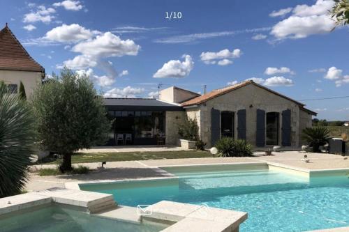 Demeure charentaise Standing - Grande Piscine - jacuzzi balnéo - Pool house : Villas proche de Barbezieux-Saint-Hilaire