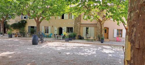 Chateau Le Vergel Authenac : Maisons d'hotes proche de Ginestas