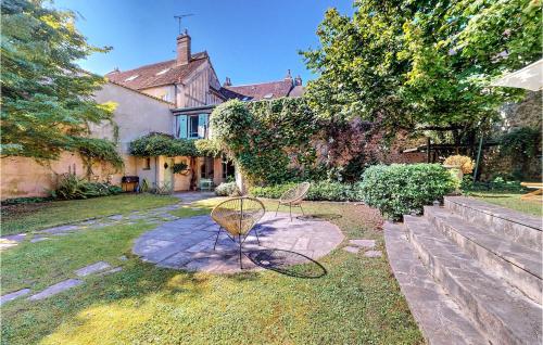 5 Bedroom Gorgeous Home In Villeneuve-sur-yonne : Maisons de vacances proche de Villeneuve-sur-Yonne