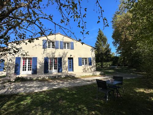 Maison de campagne cosy dans la verdure : Maisons de vacances proche de Brie