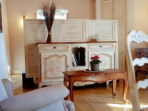 Studio indépendant 1 lit pour 2 personnes climatisé cour et terrasse privative : Maisons de vacances proche de Sorgues