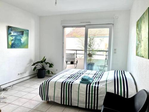 Bright and quiet apartment - free parking : Appartements proche d'Illzach