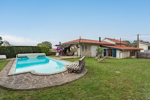Villa Les Lys - Avec piscine et grand jardin : Maisons de vacances proche de Guiche