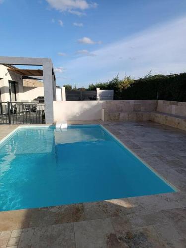 Charmant studio avec piscine : Maisons de vacances proche de Villemoustaussou