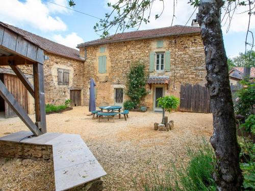 Rustic holiday home in Loubejac with jacuzzi : Maisons de vacances proche de Loubejac