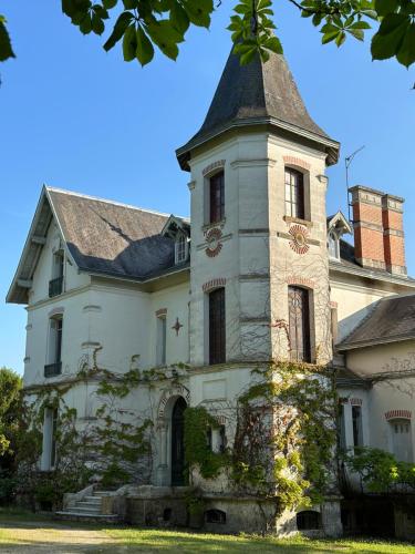 Château de Moulède : Maisons d'hotes proche de Linars