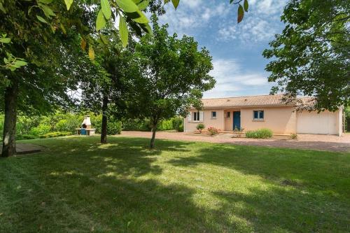 Gîte Le 31 Bis, en centre ville avec jardin. : Maisons de vacances proche de Saint-Martin-Lacaussade