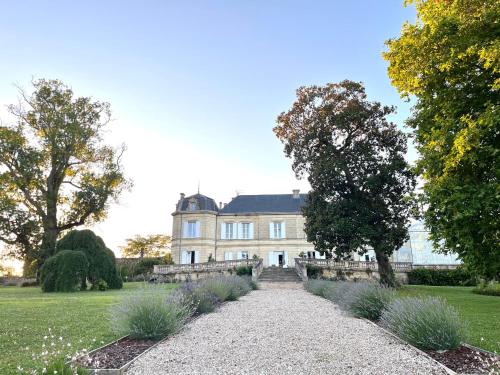 Chateau Carbonneau : B&B / Chambres d'hotes proche de Pessac-sur-Dordogne