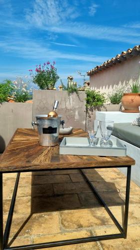 TOWNHOUSE MOUGINS in the old village, fantastic view, sea and mountains : Appartements proche de Mougins