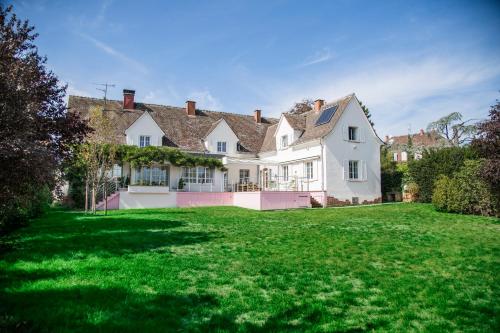 Villa Camélias, appartement avec jardin partagé et parking : Appartements proche de Mittelwihr