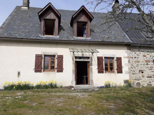 Maison typiquement auvergnate, un cadre paisible : Maisons de vacances proche de Labessette