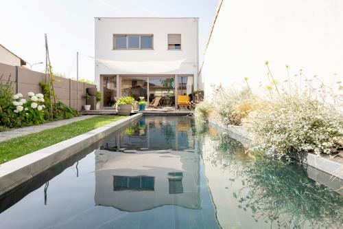 Splendid townhouse with private pool : Maisons de vacances proche de Le Bouscat