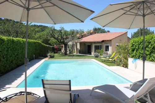 family house with private pool in the heart of the village of le beaucet, at the foot of the ventoux - sleeps 8 : Villas proche de La Roque-sur-Pernes