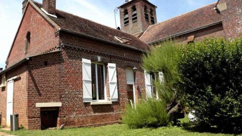 Chambre calme et accueillante, parking gratuit, navette gare ou aéroport : Maisons de vacances proche de La Neuville-Vault