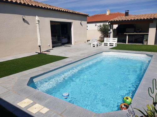 Villa de 3 chambres avec piscine privee jardin clos et wifi a Pia : Villas proche de Pia