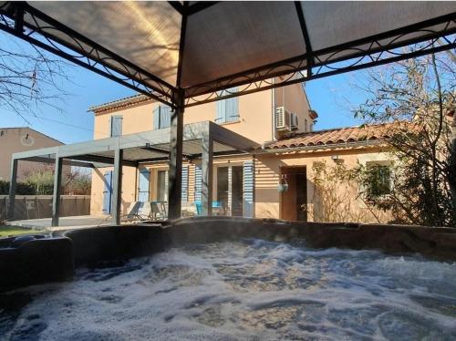 Maison en Provence avec jacuzzi : Villas proche de Peyrolles-en-Provence