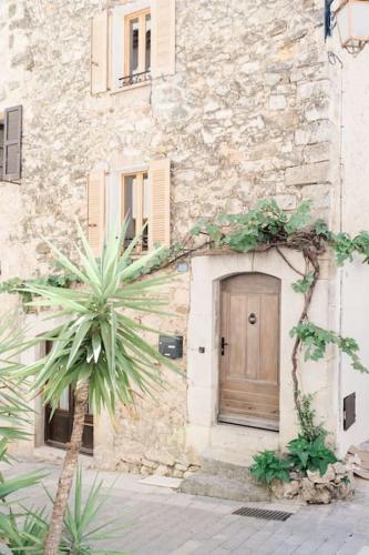 Entire townhouse in the heart of the village : Maisons de vacances proche de Valbonne