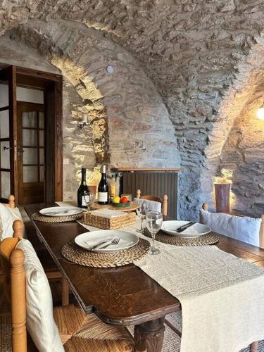 13th Century Stone House : Maisons de vacances proche de Roquessels