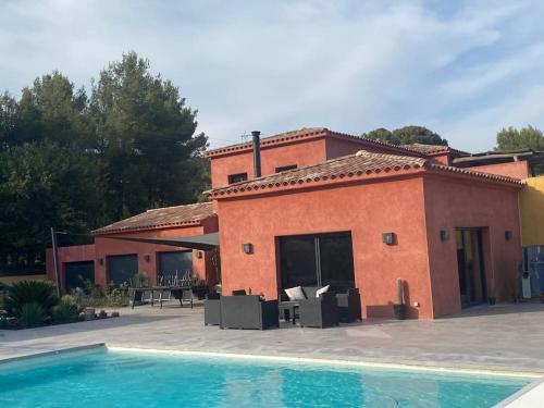 Magnifique villa climatisée avec piscine : Villas proche de La Farlède