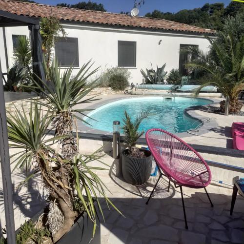 Partie de villa moderne avec piscine En option jaccuzi dans espace détente indépendant : Appartements proche de Villeneuve
