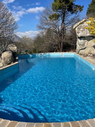 Domaine Le Rocher d Argent avec Piscine et Jacuzzi : Appartements proche de Coaraze