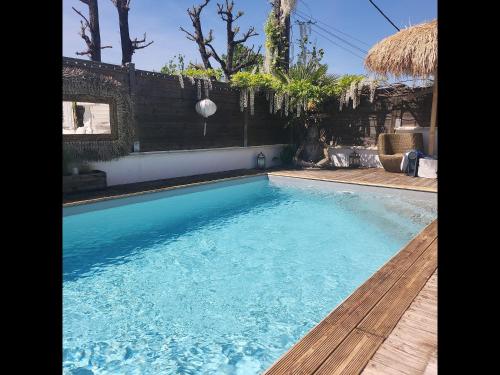 Villa Chat L-Heureux - Appt climatisé avec piscine : Appartements proche de Saint-Pantaléon-de-Larche