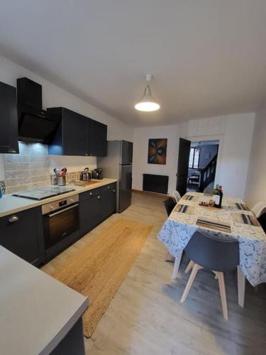 Lovingly renovated 3 bedroom townhouse : Maisons de vacances proche de Rochechouart