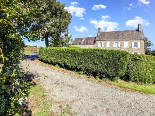 Welcoming Holiday Home in Brainville with Fenced Garden : Maisons de vacances proche de Montsurvent