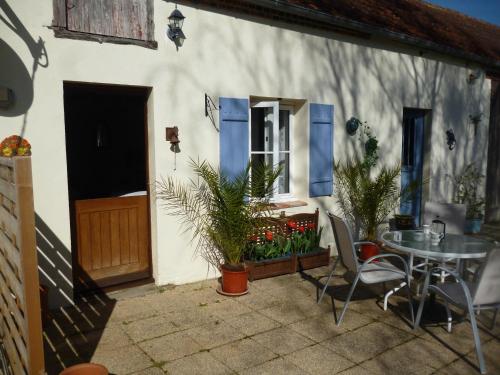 Ancient Country Cottage for 2, nature lovers paradise. : Appartements proche de Châteaumeillant