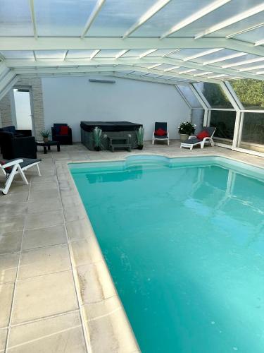 Gîte avec piscine privée couverte chauffée et jaccuzi : Appartements proche d'Éperlecques