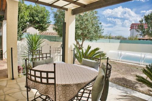 Nice spacious house with garden and swimming pool : Maisons de vacances proche de Bompas