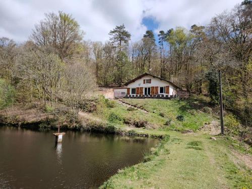 A l- orée des bois, maison avec étang : Maisons de vacances proche d'Ambazac