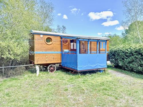 Blue : La Roulotte du Médoc : B&B / Chambres d'hotes proche de Naujac-sur-Mer