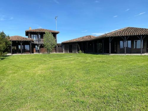 Grande maison - Le picharret : Maisons de vacances proche de Lias