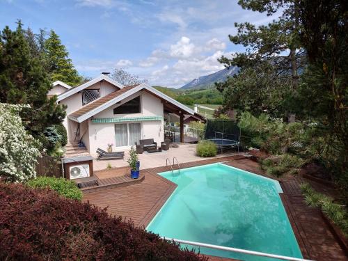 Large villa with pool and views, closeby Annecy lake : Villas proche de Saint-Martin-Bellevue