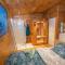 B&B / Chambres d'hotes Au coucher du soleil, chalet avec jacuzzi et sauna : photos des chambres