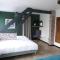 B&B / Chambres d'hotes Aux Portes des Lacs : photos des chambres