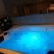 Love hotels Suite Jacuzzi au calme : photos des chambres