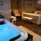 Love hotels Suite Jacuzzi au calme : photos des chambres