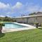 Villas Magnificent farmhouse with private pool and garden : photos des chambres