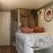 Maisons de vacances Tiny House sCarabane Jacuzzi a la campagne : photos des chambres