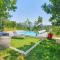 Maisons de vacances Lovely Home In Mercuer With Outdoor Swimming Pool : photos des chambres