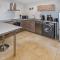 Maisons de vacances Gorgeous Home In La-roque-sur-pernes With Kitchen : photos des chambres