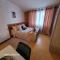 Appartements La Rosee - Studio Zen a 50m des Thermes - Vue Casino, SDD hydromassante, Wifi, Netflix, Smart TV : photos des chambres