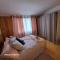 Appartements La Rosee - Studio Zen a 50m des Thermes - Vue Casino, SDD hydromassante, Wifi, Netflix, Smart TV : photos des chambres